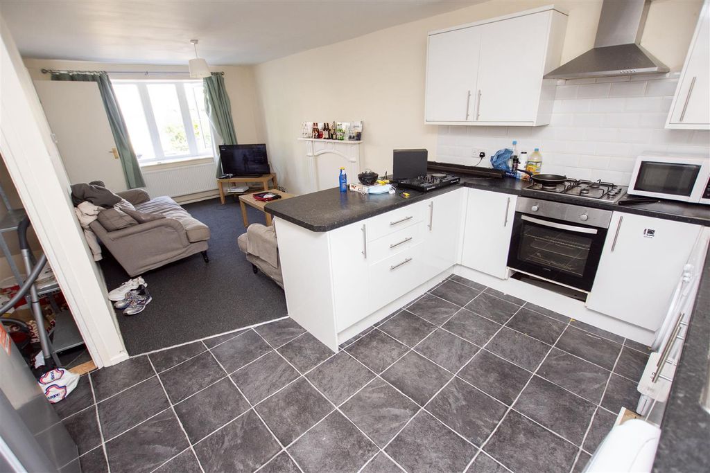 Property photo 3 of 15 Approach