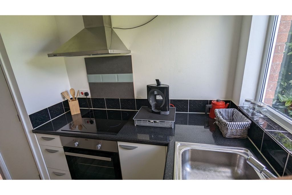 Property photo 3 of 8 Kitchen