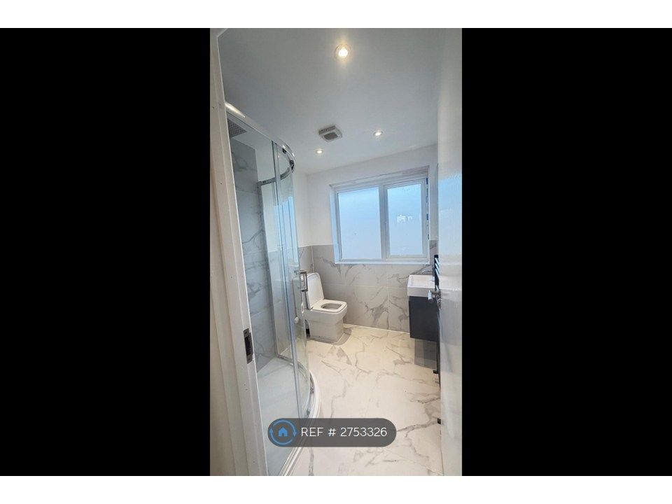 Property photo 1 of 9 Mainshower Room