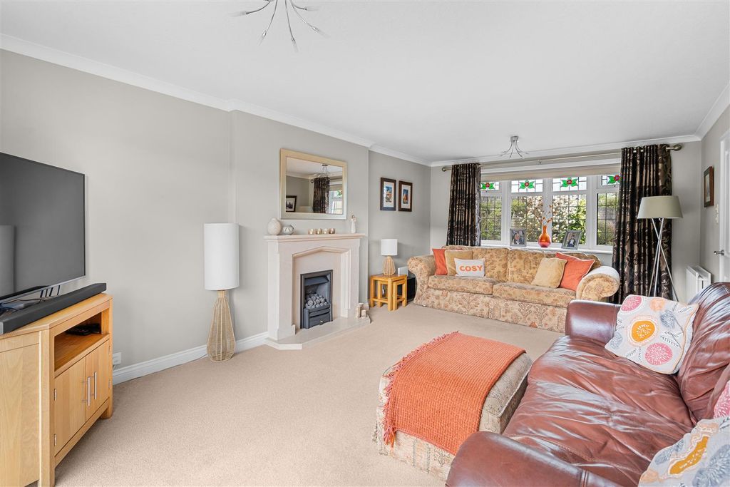 Property photo 3 of 41 Lounge