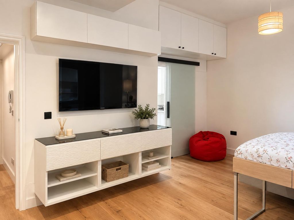 Property photo 1 of 5 Studio To Rent