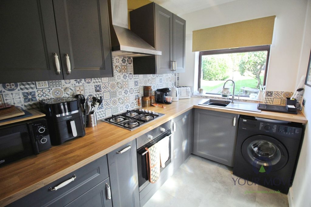 Property photo 2 of 11 Kitchen