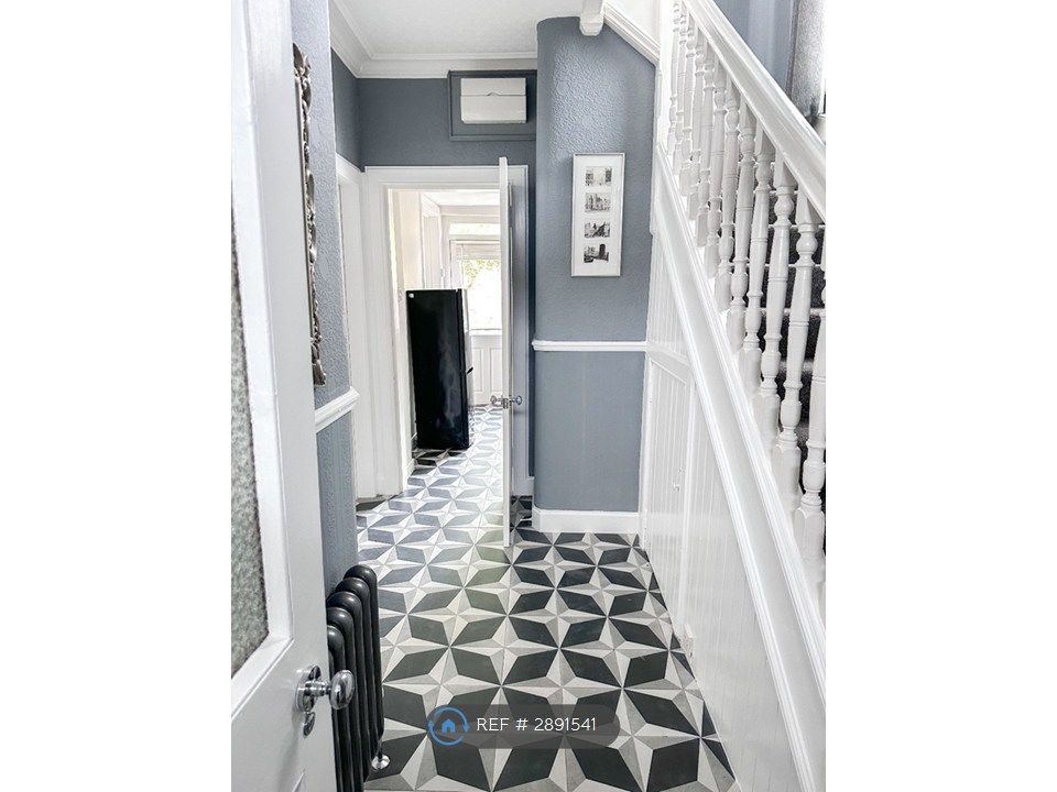 Property photo 3 of 19 Entrance Hall