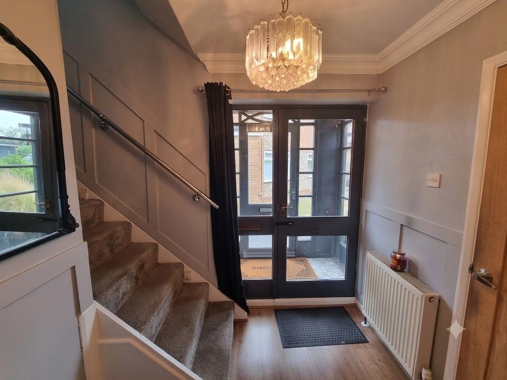 Property photo 3 of 20 Entrance Hallway
