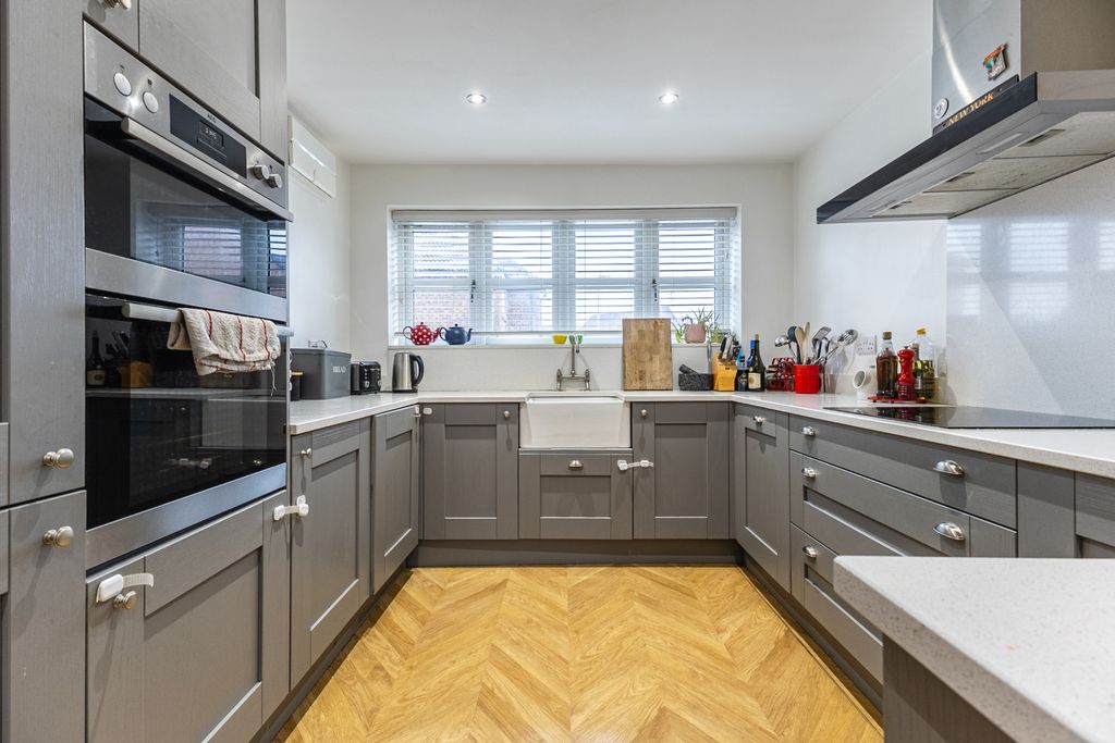 Property photo 3 of 18 Kitchen