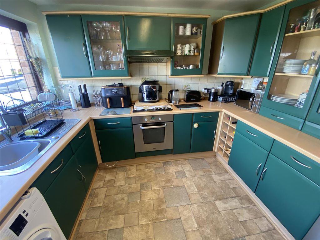 Property photo 3 of 9 Kitchen