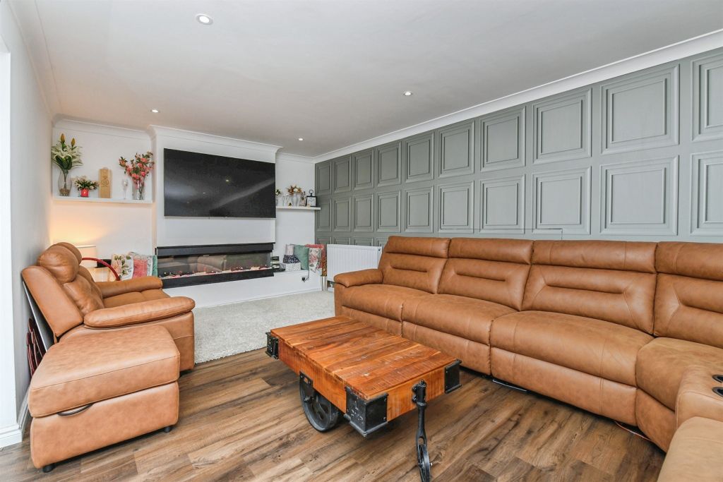 Property photo 2 of 12 Lounge