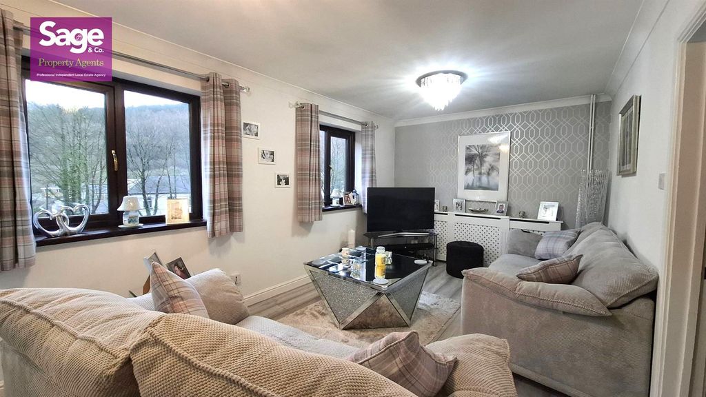 Property photo 2 of 31