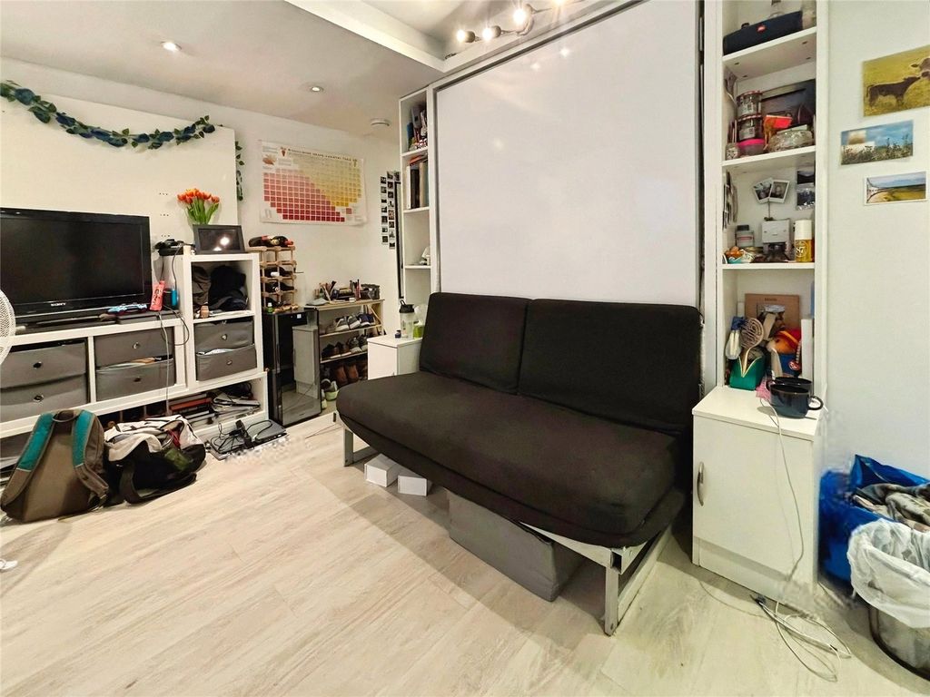 Property photo 3 of 7 Studio