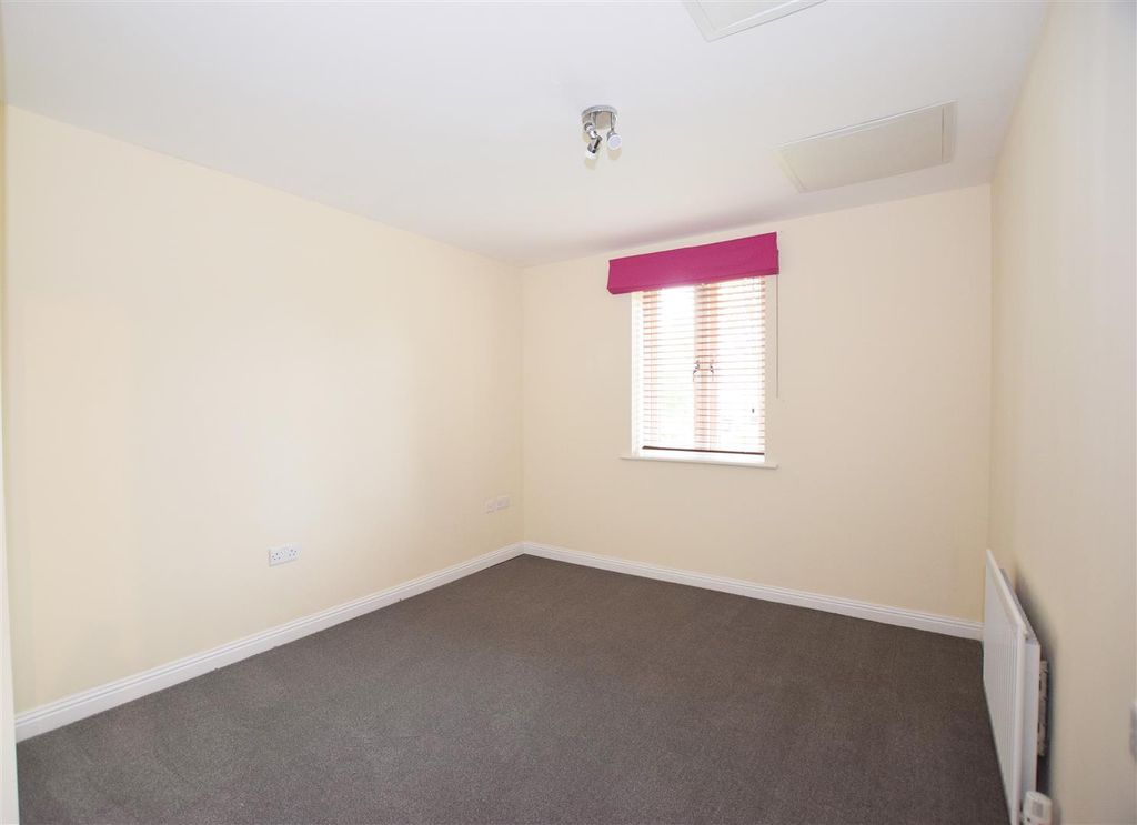 Property photo 3 of 7 Bed1.Jpg