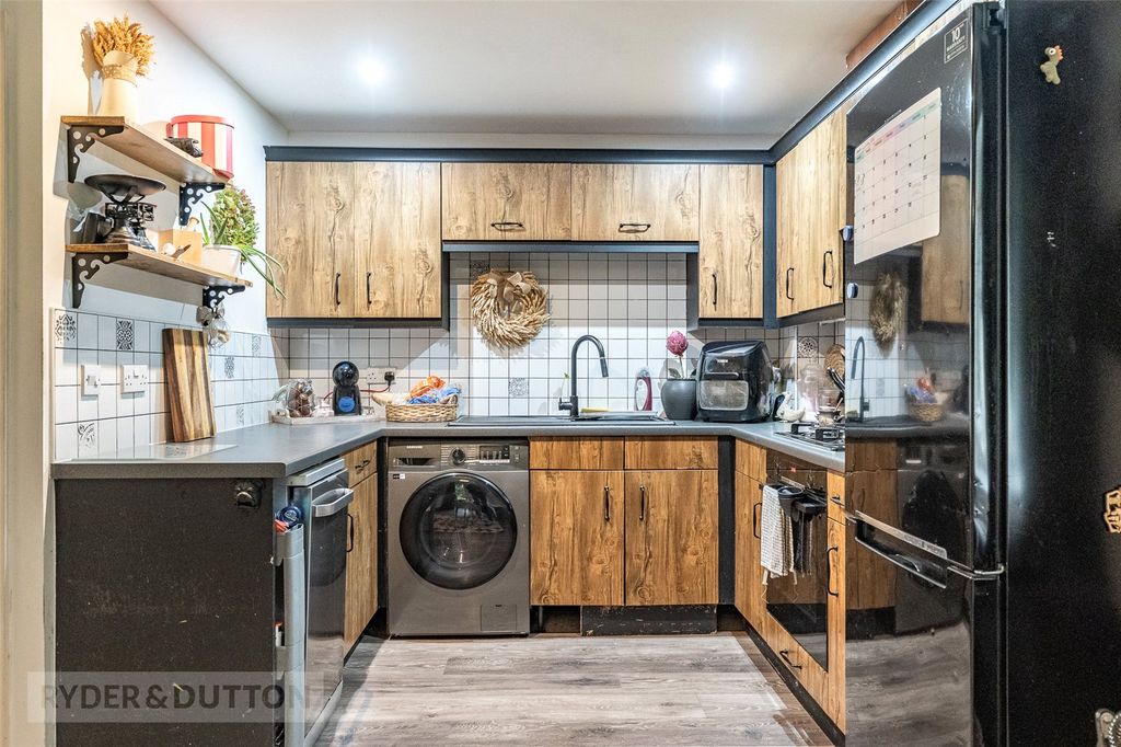 Property photo 3 of 19 Kitchen