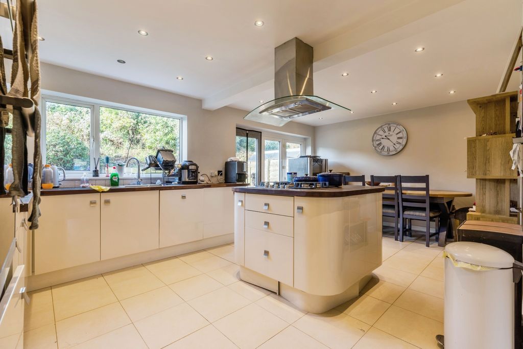 Property photo 3 of 15 Kitchen/Dining Room