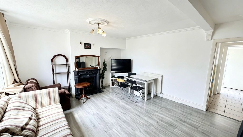 Property photo 2 of 10 176 Fanshawe Crescent Rm9 5DL (1)