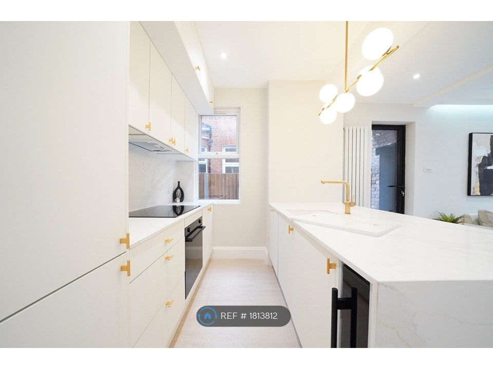 Property photo 3 of 12 Kitchen