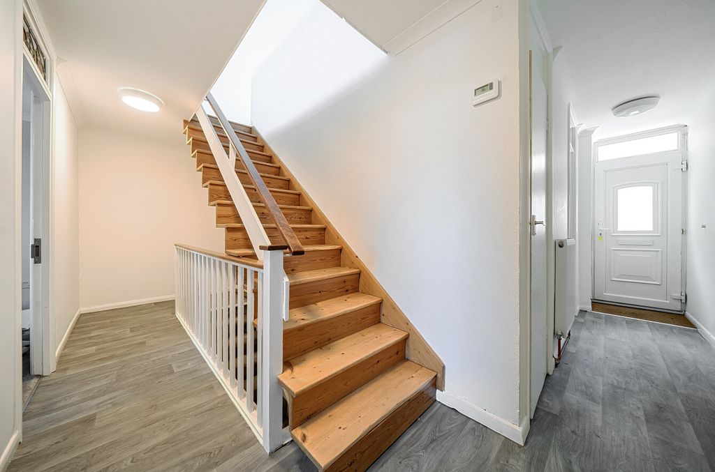 Property photo 2 of 21 Entrance Hall