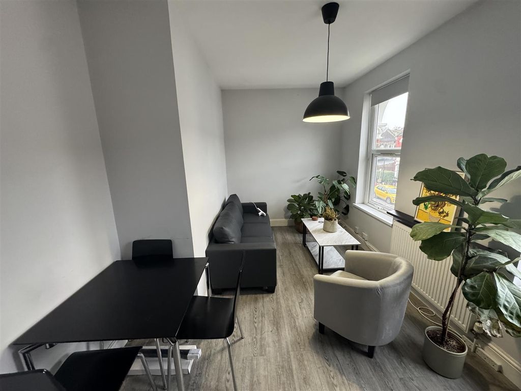 Property photo 2 of 14 Lounge