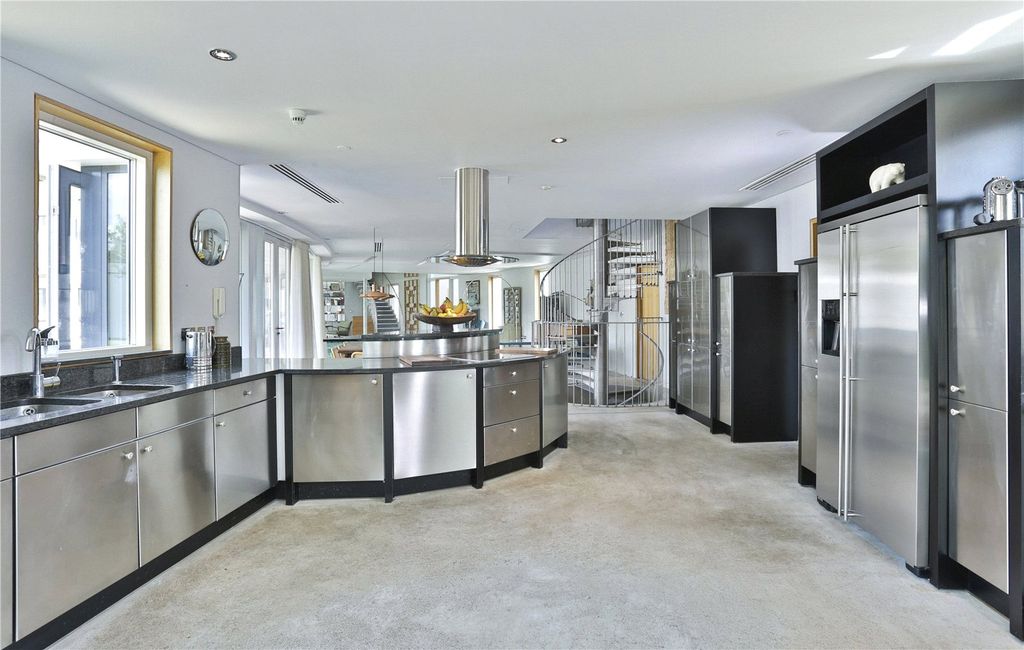 Property photo 3 of 20 Kitchen