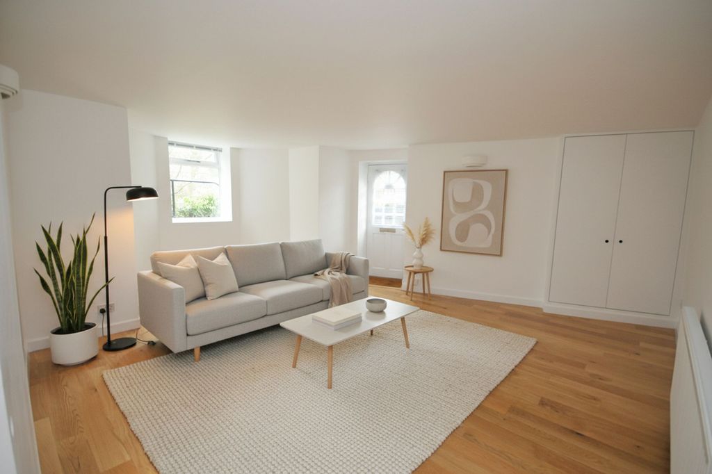 Property photo 2 of 5 Lounge