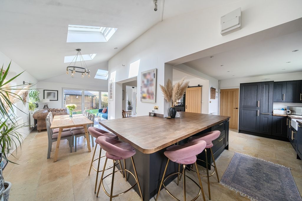 Property photo 1 of 18 21-698E297E01E23-1415333-56-698c9553Bbd21-21