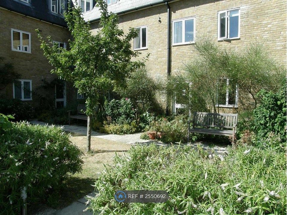 Property photo 1 of 9 Communal Gardens
