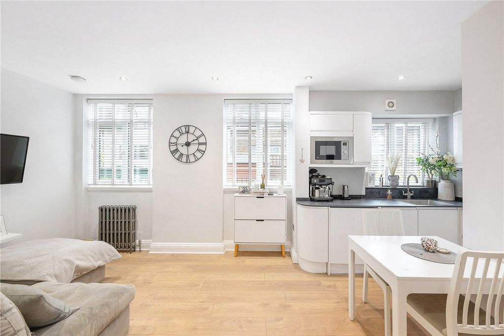 Property photo 2 of 11 Living Room