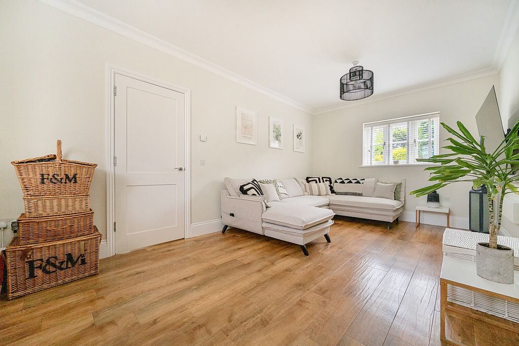 Property photo 2 of 21 1295047-18-682De0...