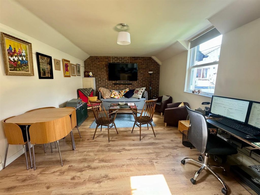 Property photo 3 of 7 Living Room