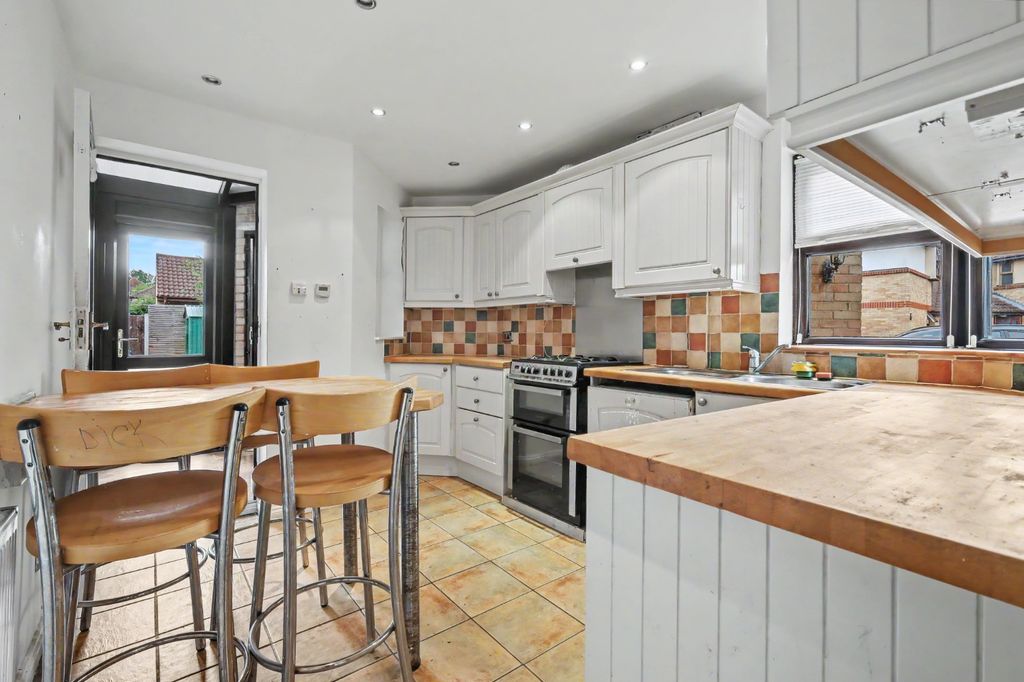 Property photo 2 of 19 5288623