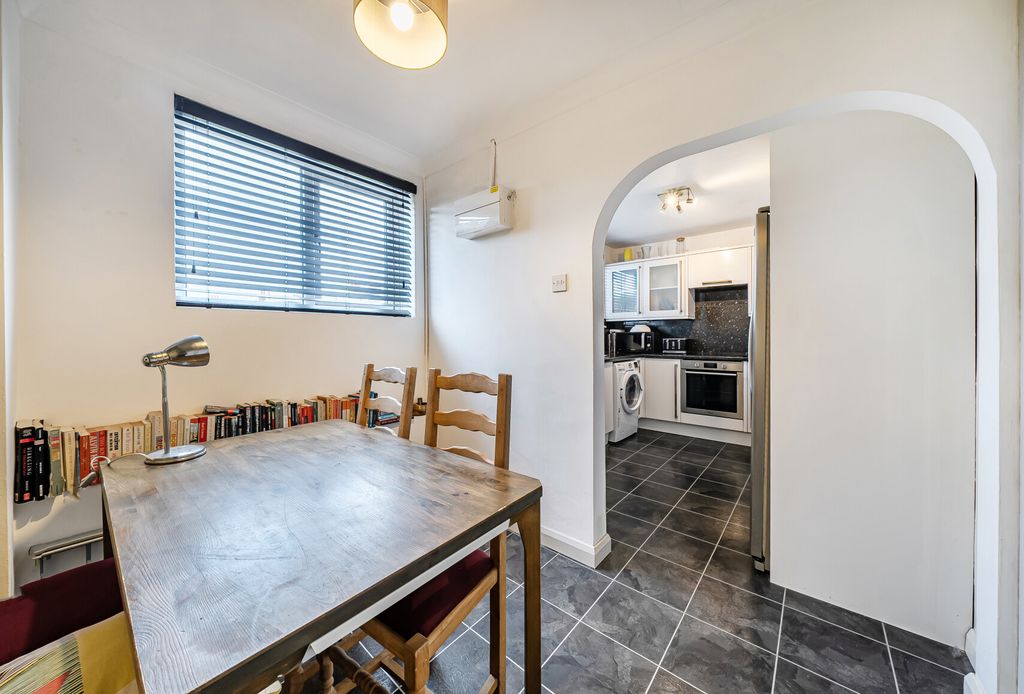 Property photo 3 of 14 1397415-6-696509B...