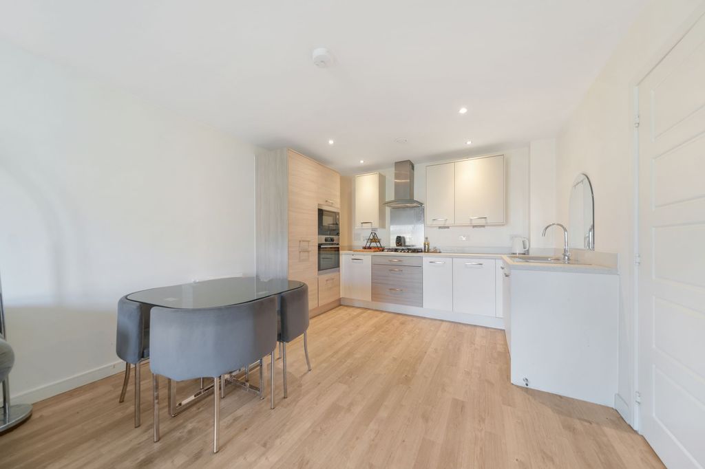 Property photo 3 of 10 8 Redgrove House, Kitchen