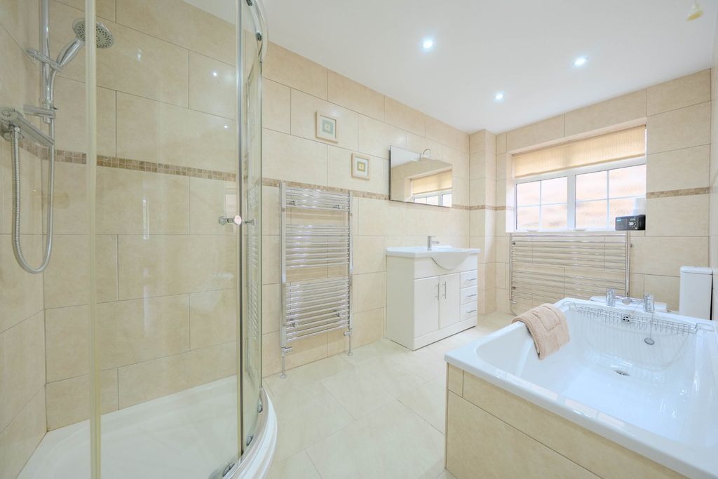 Property photo 2 of 19 Picture No. 16