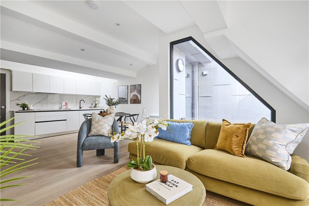 Property photo 2 of 19 Spacious Living