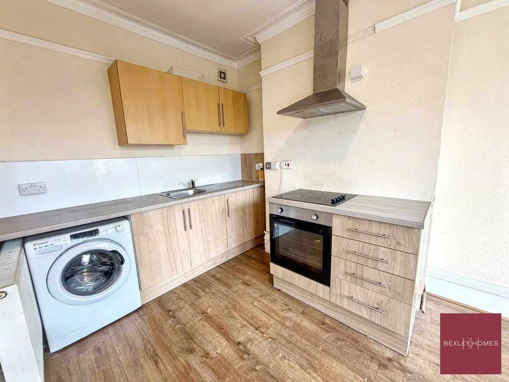 Property photo 3 of 6 Kitchen