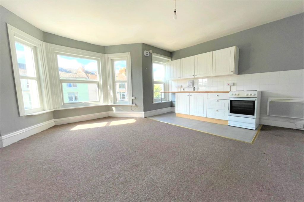 Property photo 2 of 7 Lounge/Kitchenette