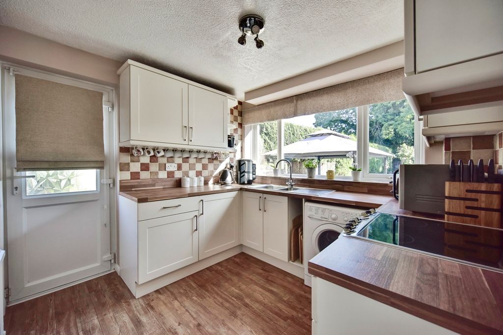 Property photo 3 of 17 Kitchen