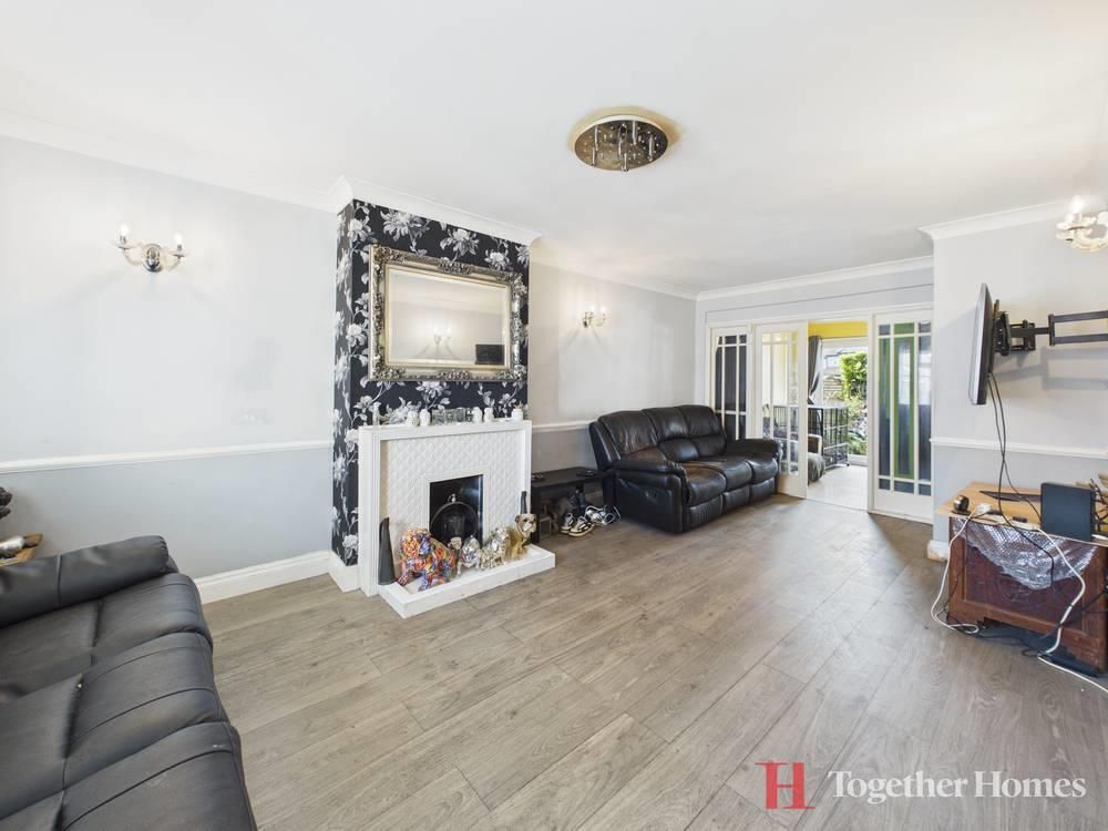 Property photo 3 of 17 Lounge