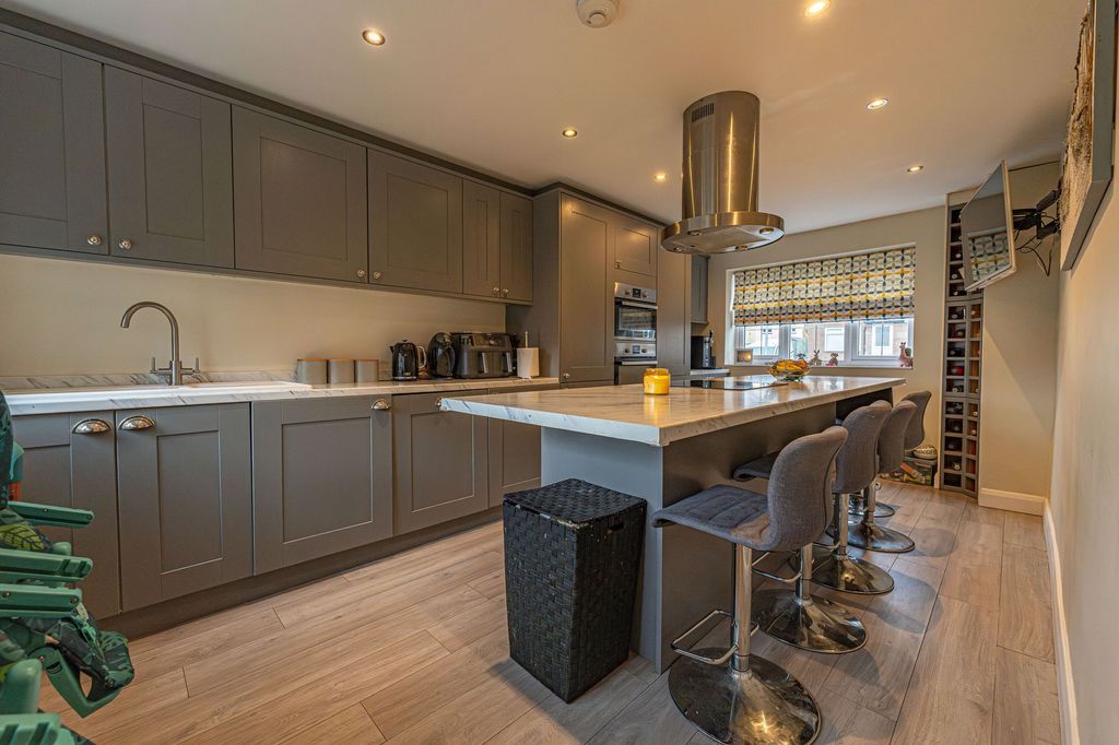 Property photo 3 of 33