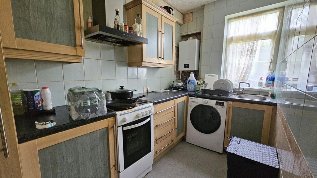 Property photo 3 of 6 Kitchen
