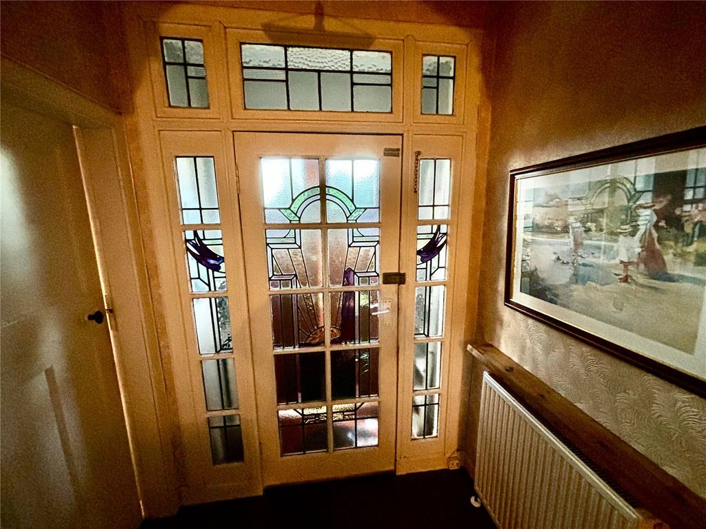 Property photo 2 of 11 Hallway