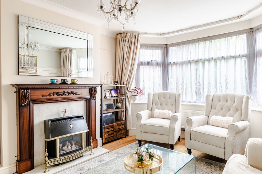 Property photo 2 of 22 Living1