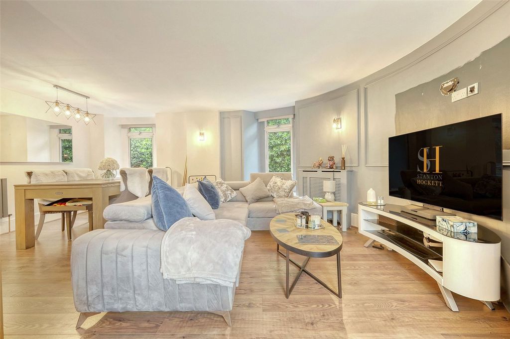 Property photo 2 of 11 Lounge/Dining