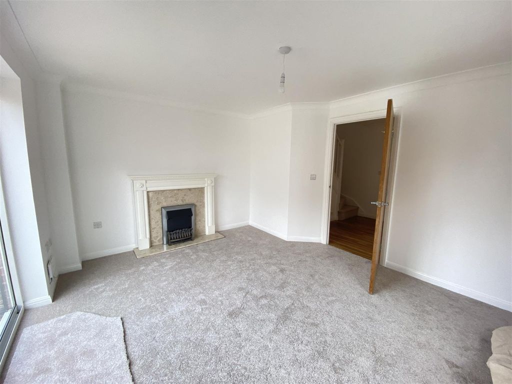 Property photo 3 of 20 Living Room