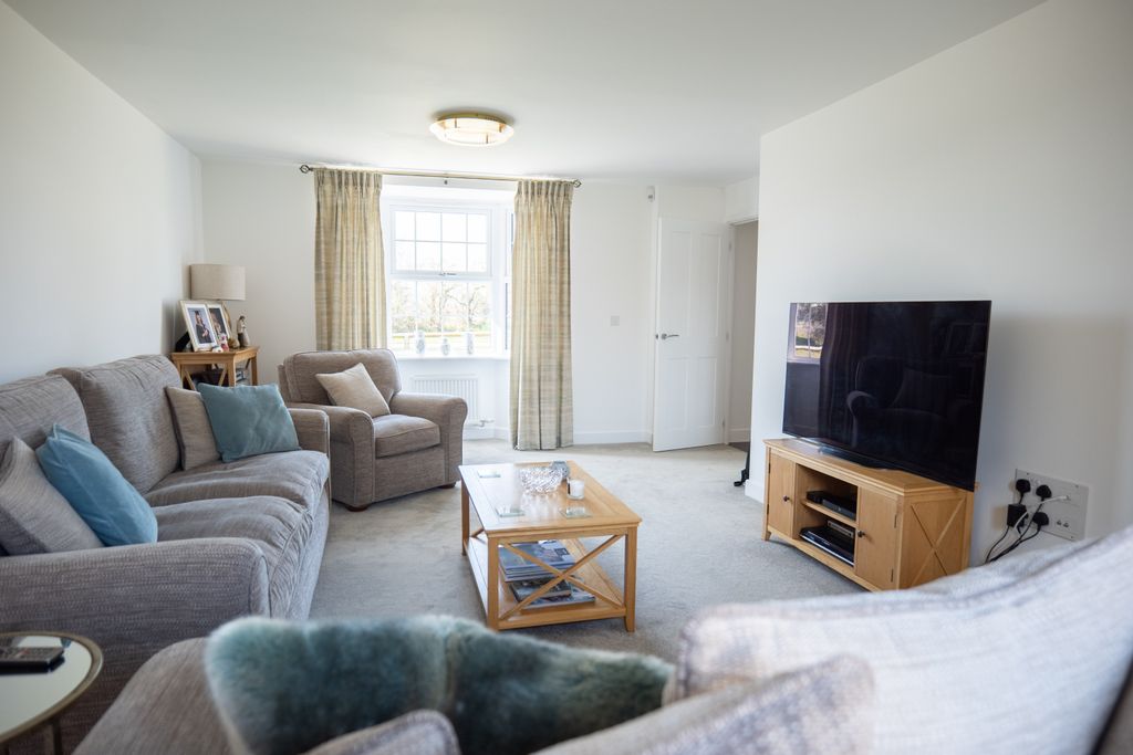 Property photo 3 of 28 Lounge