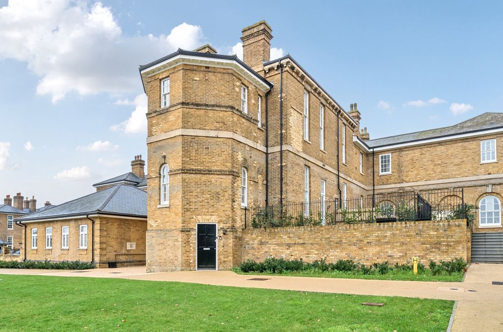 Property photo 2 of 18 1389104-16-693Bee...