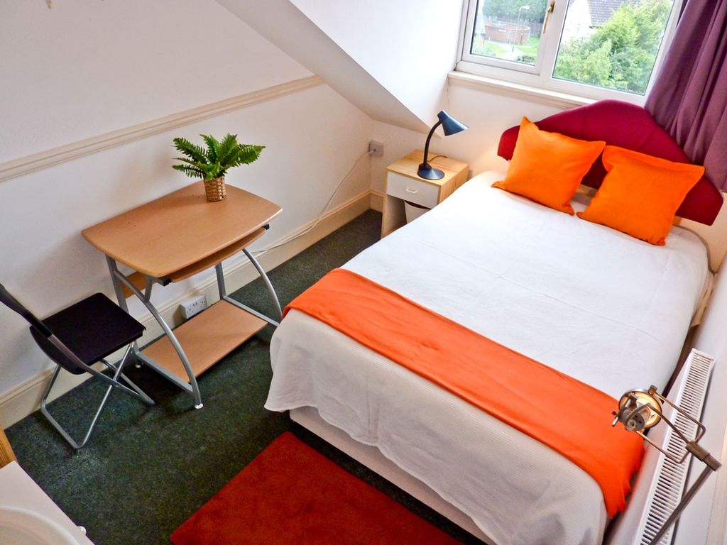 Property photo 3 of 10 A Cozy Double Bedroom Featuring Vibrant Orange Acc...