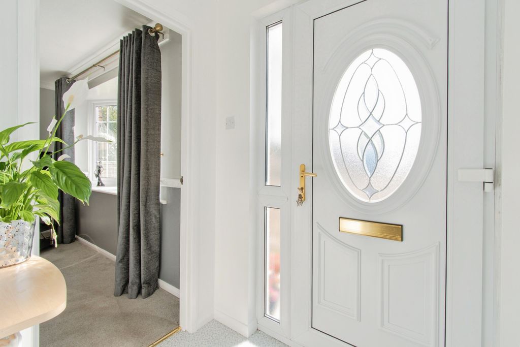 Property photo 2 of 15 Entrance Hall