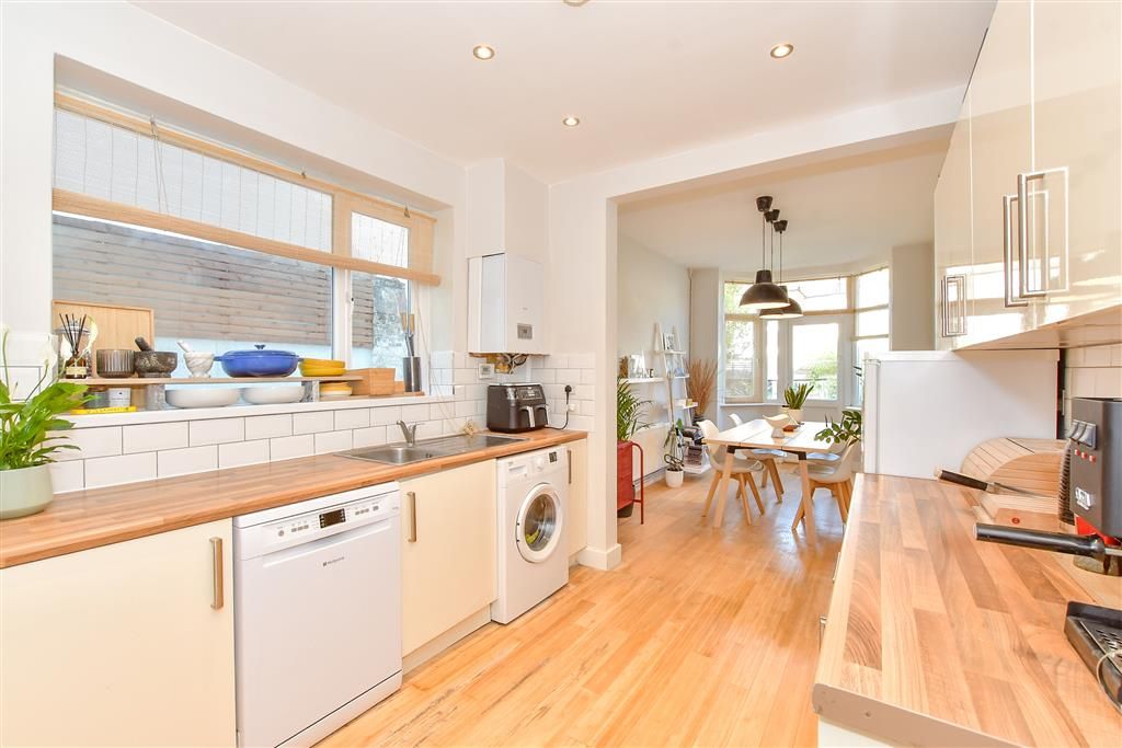 Property photo 3 of 12 Kitchen