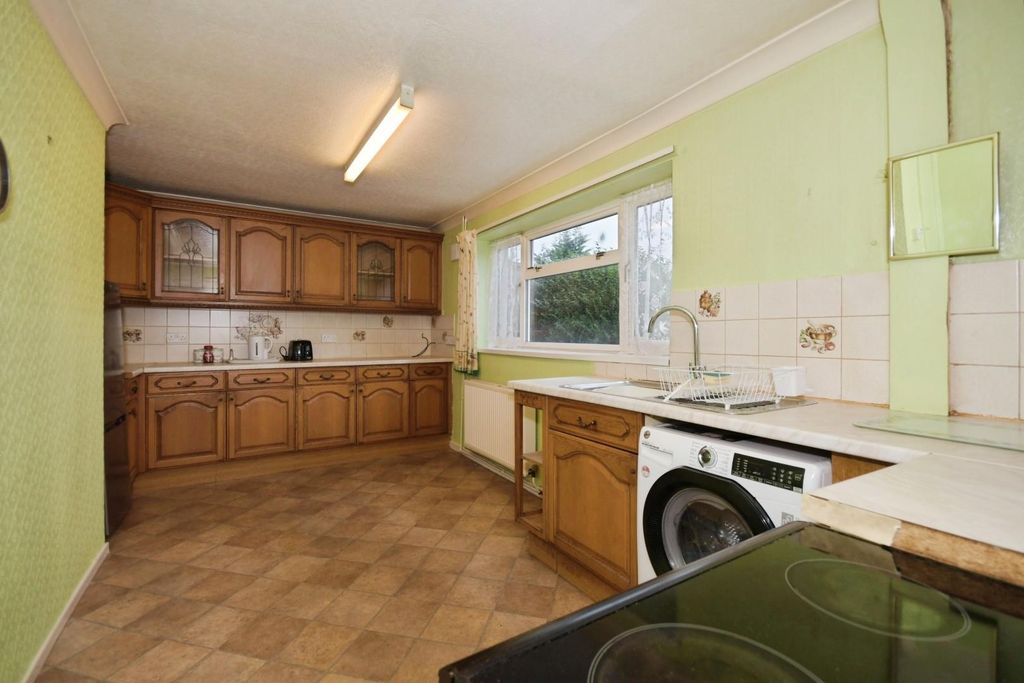 Property photo 2 of 16 Kitchen 02.Jpg