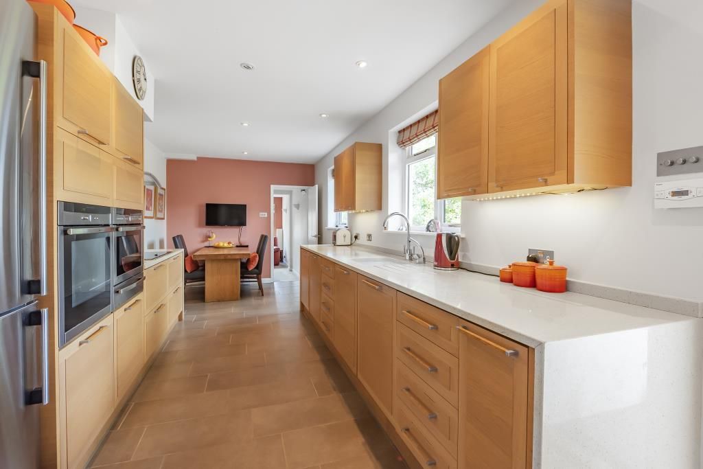 Property photo 3 of 12 Kitchen