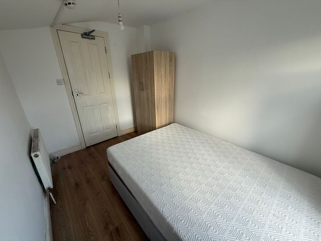 Property photo 2 of 6 Bedroom